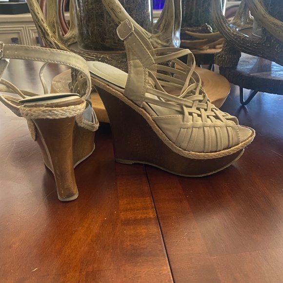 Great little neutral wedges.  Size 5 1/2, worn only a couple of times. - Picture 2 of 3